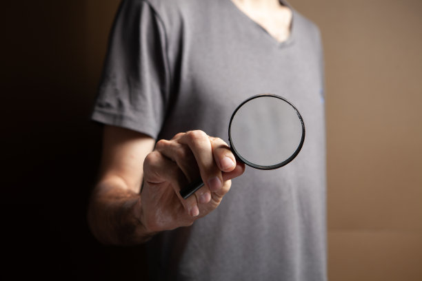 拿着放大镜的男人图片下载
