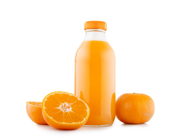 盛在玻璃杯里的新鲜柑橘汁。白色背景上的橙子片图片下载