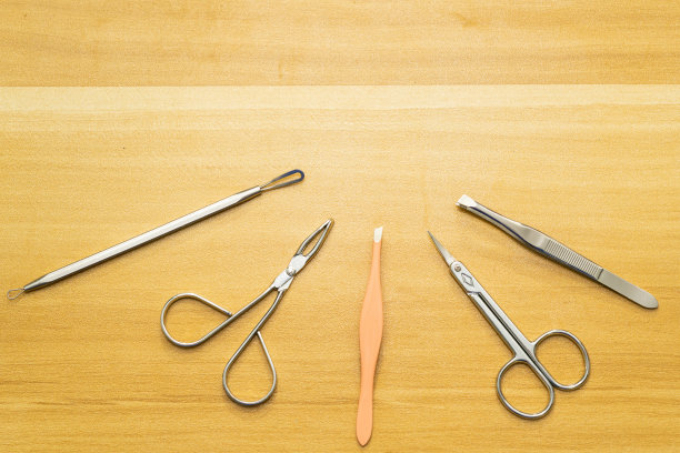 美甲沙龙的工具躺着供专业人士使用，用指甲油剪指甲图片下载