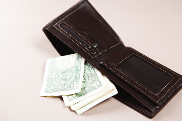 钱包与金钱木制背景图片下载