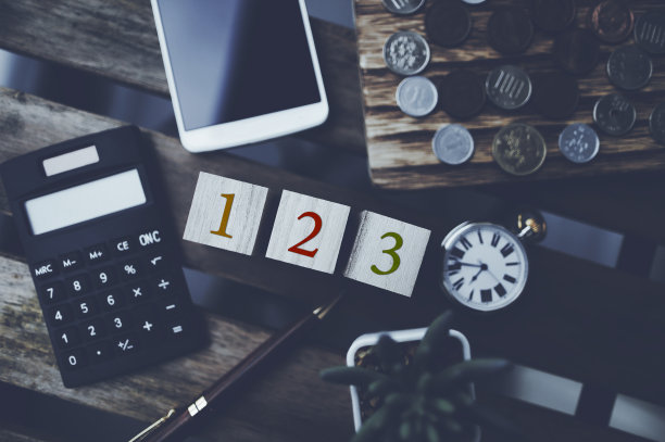 古董怀表和三个字图片下载