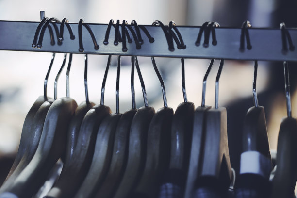 服装店里陈列着许多时装的照片图片下载