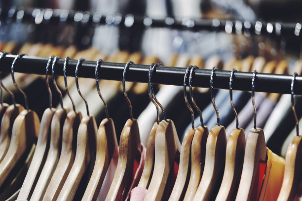 服装店里陈列着许多时装的照片图片下载