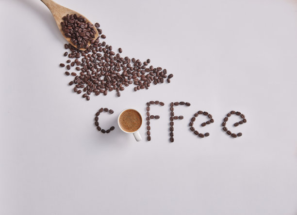 用木勺和咖啡豆拉近，咖啡豆白色的背景和孤立。图片下载