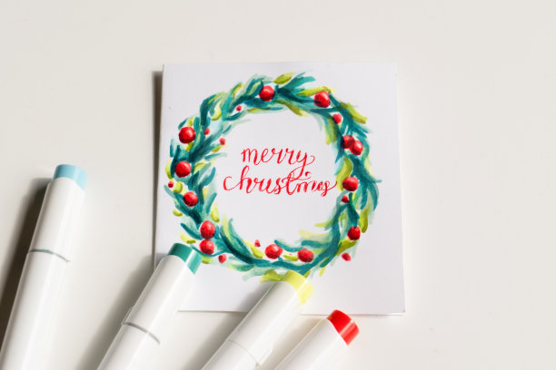 用酒精标记笔画的圣诞花环草图。绿色和红色，写着圣诞快乐图片下载