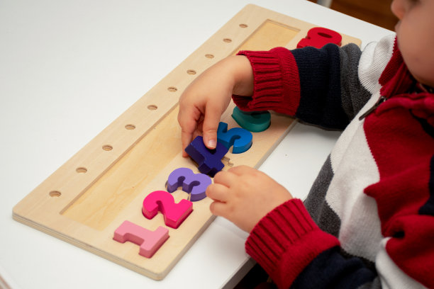 幼儿早期发育。木制堆栈和数数彩虹颜色学习游戏。孩子学习颜色和数字图片下载