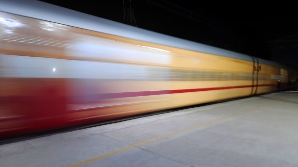 印度火车的长曝光照片。图片下载