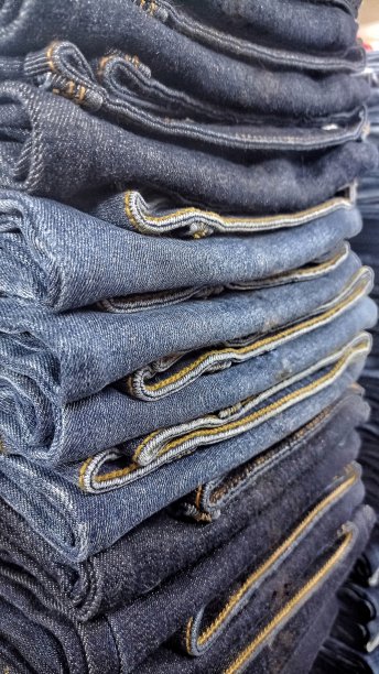 堆叠牛仔裤的全帧镜头图片下载