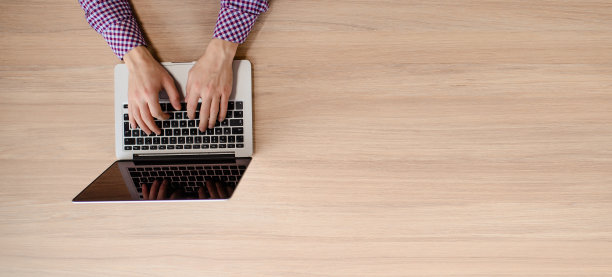 俯视图的工作空间与手在笔记本上工作图片下载