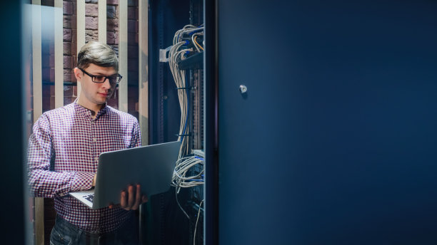 服务器机房的反射照片技术员/ It工程师/图片下载