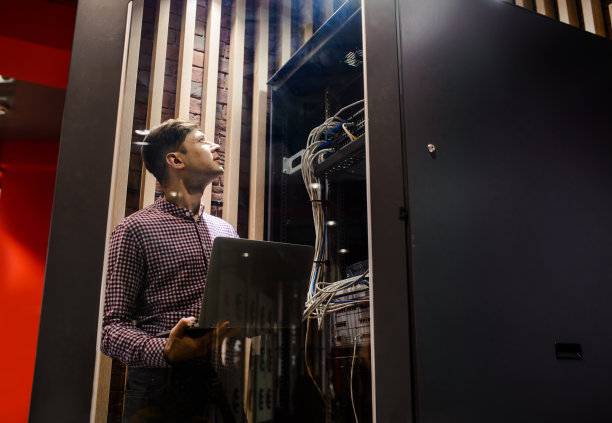 服务器机房的反射照片技术员/ It工程师/图片下载