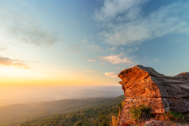亚洲险峻的山崖，夏季自然风光秀丽图片下载