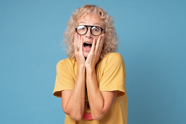 成熟的女人双手抱头感觉不健康图片下载