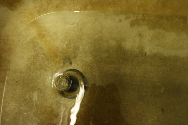 肮脏浴缸的排水孔，模糊的照片图片下载