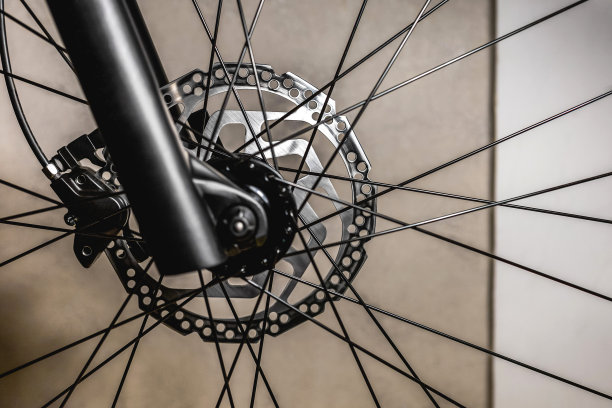 液压板刹车在自行车的前轮上图片下载