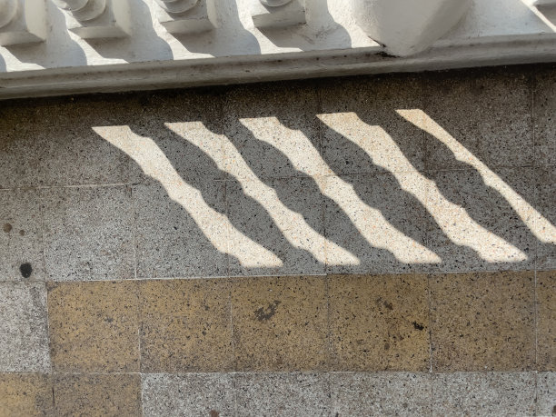 阳光和地板上的阴影。图片下载