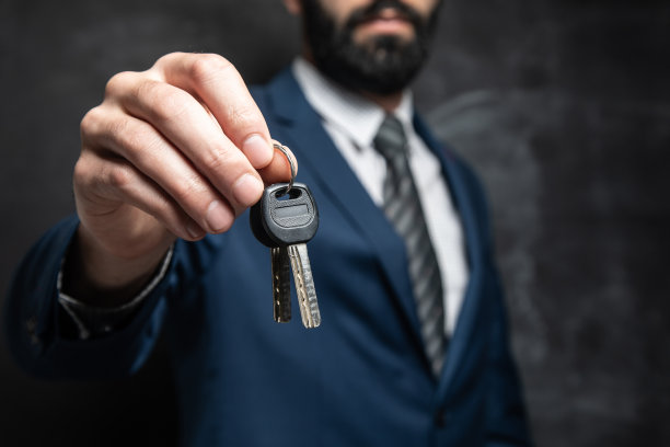 商人拿着钥匙图片下载