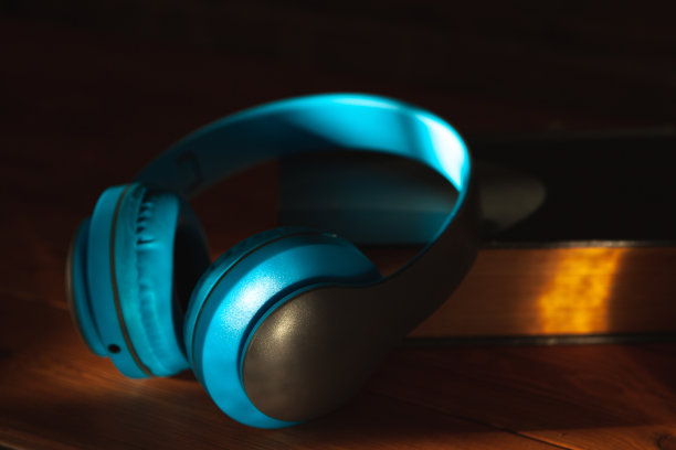 有声读物的概念。书和耳机图片下载