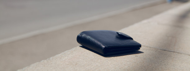 城里地板上的黑色钱包图片下载