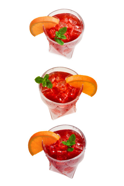 鲜红饮料，加冰，柚子和薄荷与白色分开。文字或设计的空间。图片下载