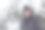 一个男人在一个下雪的公园里散步图片下载