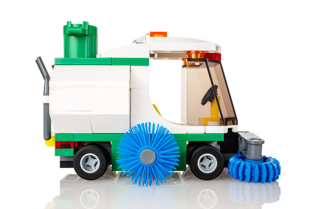 玩具构造器用零件组装成一个城市的清洗机，儿童构造器的玩具，孤立在一个白色上图片下载