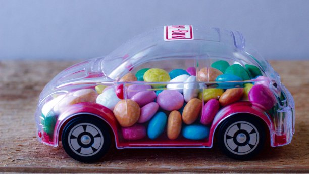 装有糖果的钱箱车图片下载