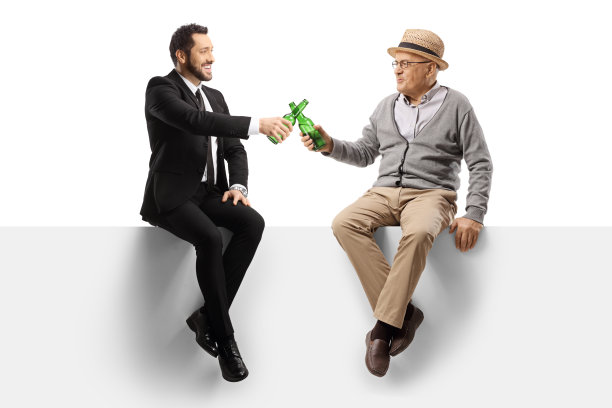一位老人和一位年轻的商人坐在一块空白的木板上，用几瓶啤酒敬酒图片下载