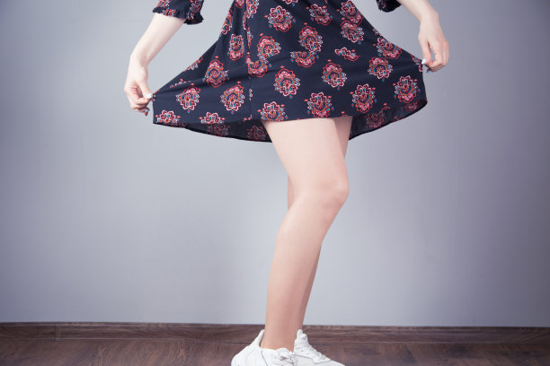 穿着裙子摆姿势的年轻女子图片下载