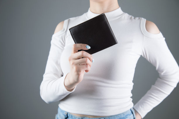 拿着钱包的年轻女子图片下载