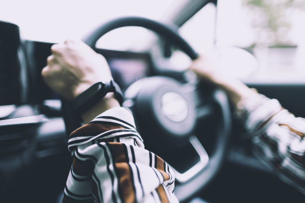 日本女人开车的照片图片下载