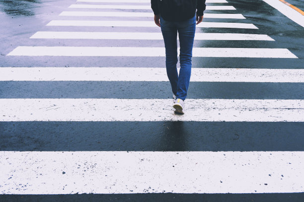 一个女人走在路上的脚的照片图片下载