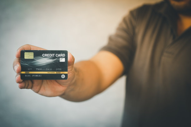 裁剪的观点，男子持有黑色信用卡图片下载