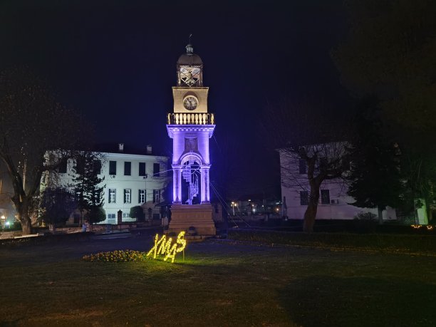 希腊，圣诞时间，约阿尼纳市市中心的夜间时钟图片下载