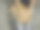 可爱的姜黄色猫咪在女人的膝盖上放松。毛茸茸的宠物舒服地躺在主人的腿上。图片下载