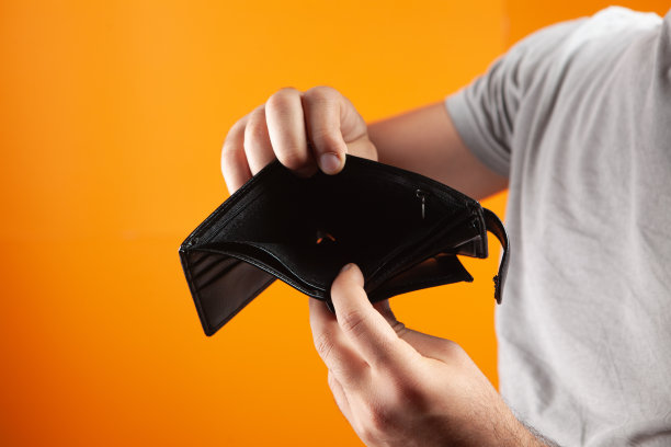 男子钱包空空图片下载