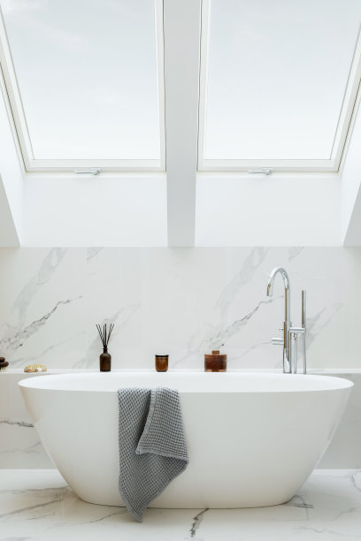 时尚的浴室室内设计与大理石面板。浴缸、毛巾和其他私人浴室配件。现代魅力内饰概念。模板。“n图片下载