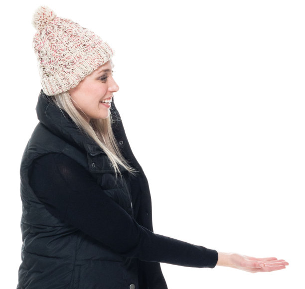 白种人年轻女主持人站在白色背景前，戴着针织帽图片下载