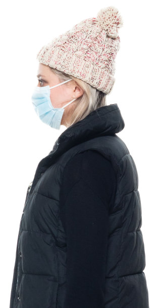 白种女性无袖在白色背景前戴针织帽图片下载