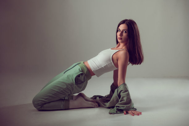 女性用空的空间做瑜伽伸展运动图片下载