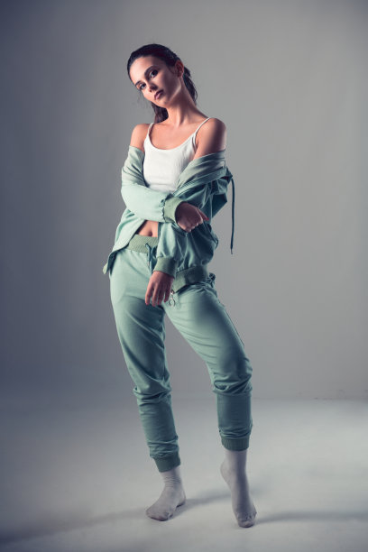 穿着休闲服装的女性站在空白的墙前图片下载