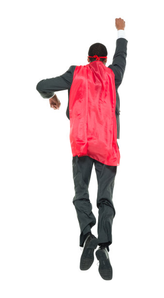 非裔美国人种族的年轻男英雄穿着面具在白色背景下跳跃图片下载