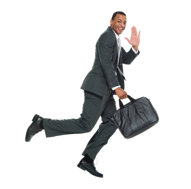 非裔美国青年男性商人穿着职业装，拿着包在白人背景前奔跑图片下载