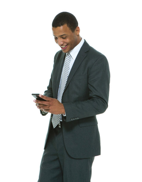 非裔美国青年男性商人穿着商务服，用智能手机站在白色背景前图片下载