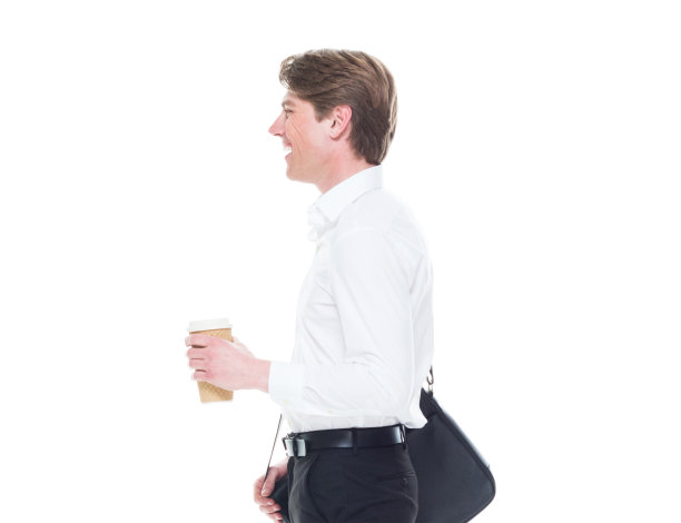 白种青年男商人在白种背景前挎着肩包和拿着包图片下载