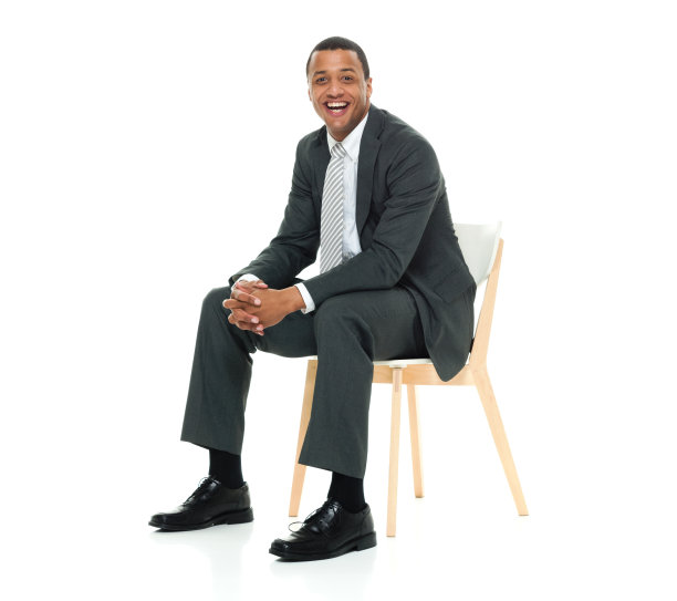 非裔美国人，年轻男性商务人士，穿着商务服装，在白色背景前休息图片下载