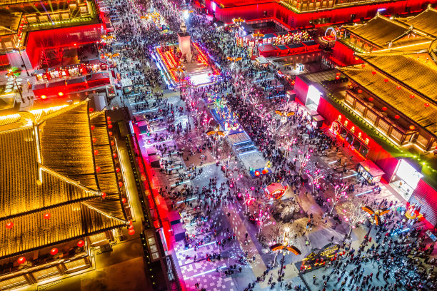 中国西安大唐光大夜景鸟瞰图。图片下载