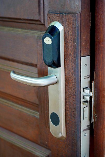 数字门锁安装在木门上图片下载