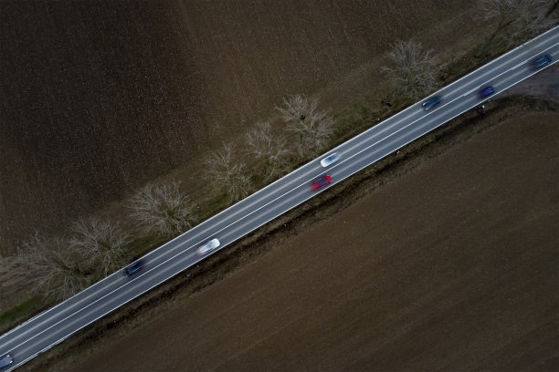 穿过田野的道路-动态模糊的汽车-鸟瞰图图片下载