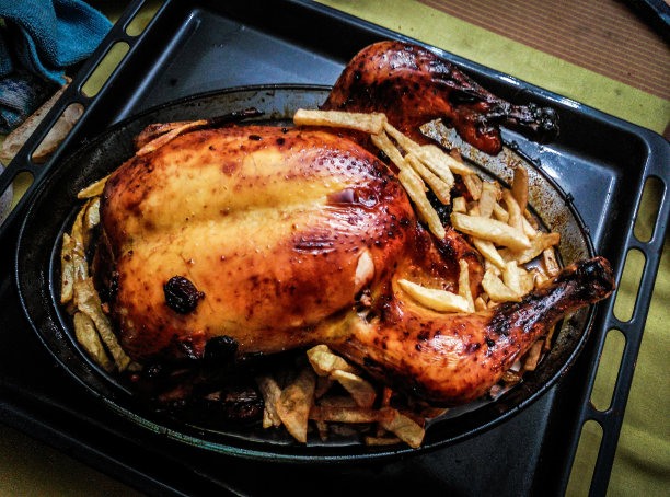 烤鸡和土豆准备好了，在烤盘上食用图片下载